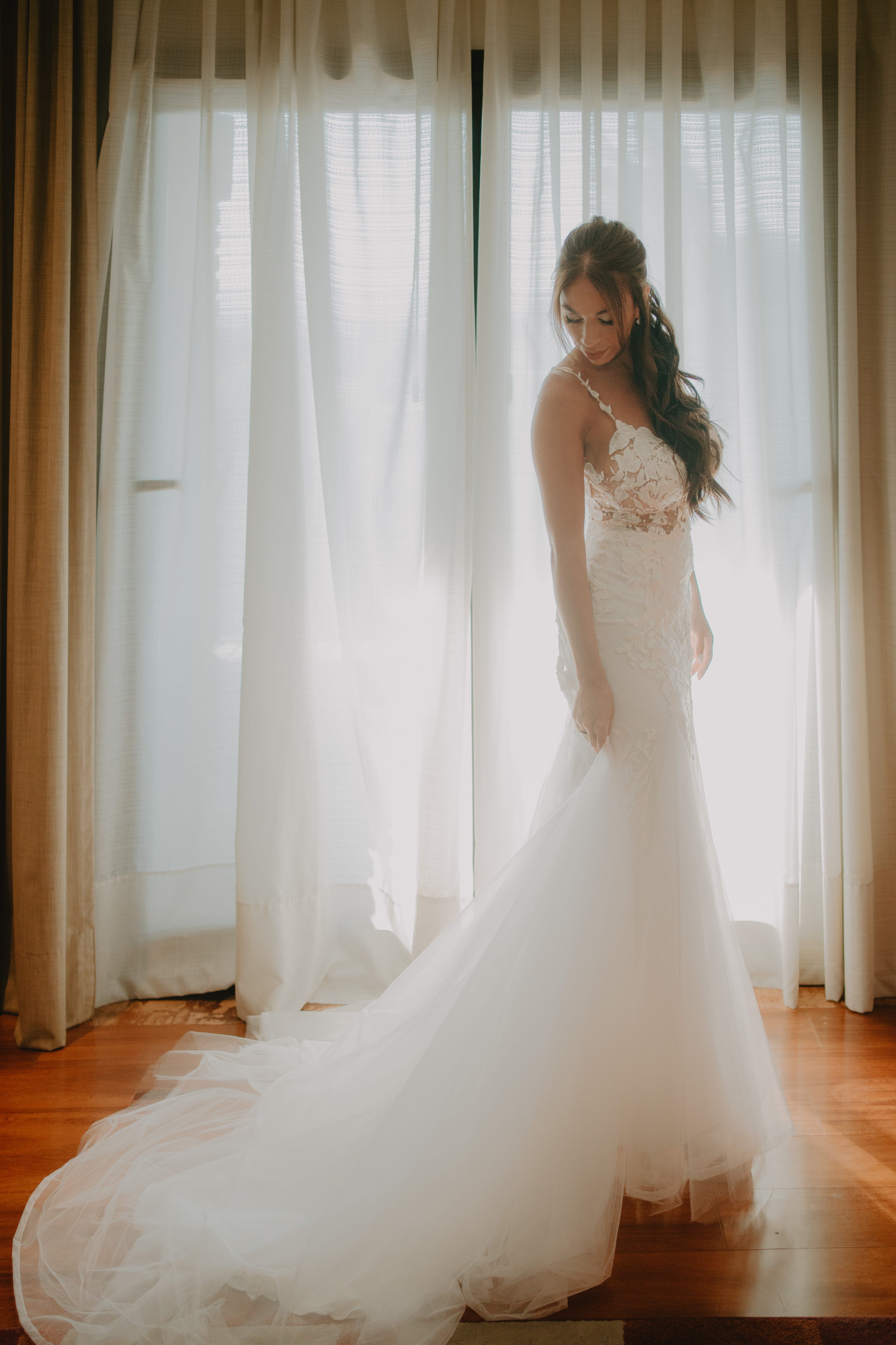 Novia posando con su vestido de novia en un jardín